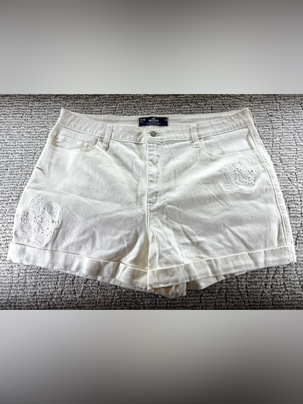 NWT Hollister Women’s Size 19/18 White Ultra High-Rise 3” Mom Shorts